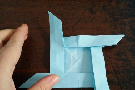 回旋镖折法教程:回旋镖怎么折可以飞回来插图10 回旋镖折法教程:回旋镖怎么折可以飞回来