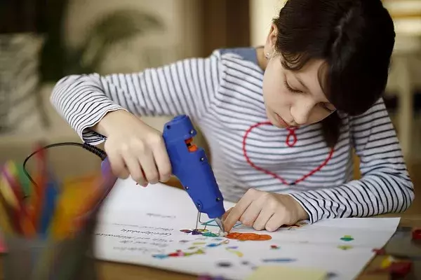 儿童手工制作中，胶水胶棒胶枪…各种胶类怎么选，你都知道吗？