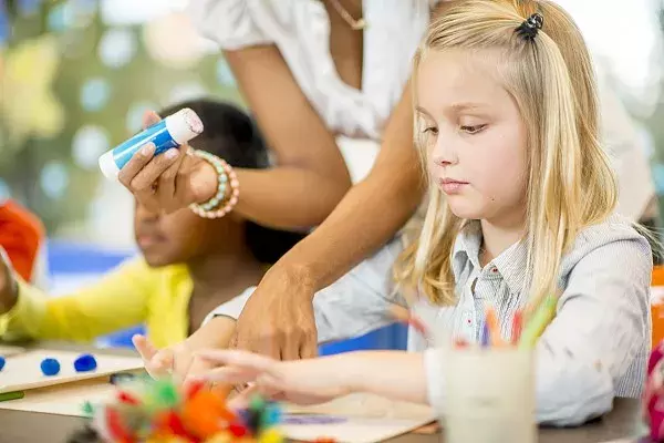 儿童手工制作中，胶水胶棒胶枪…各种胶类怎么选，你都知道吗？