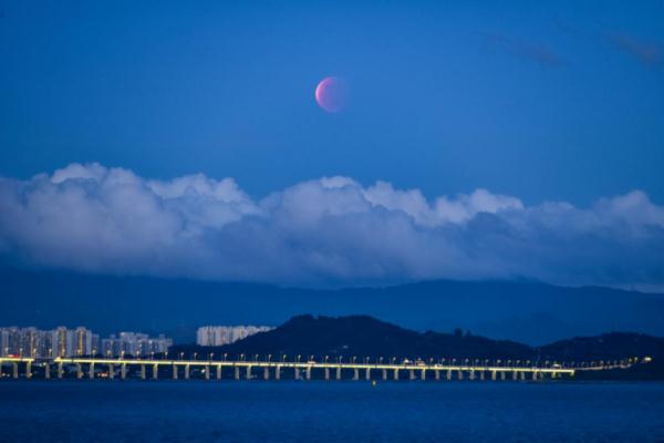 日、月食有规律，一年最多共7次（11月18日共赏近600年来最长月偏食）