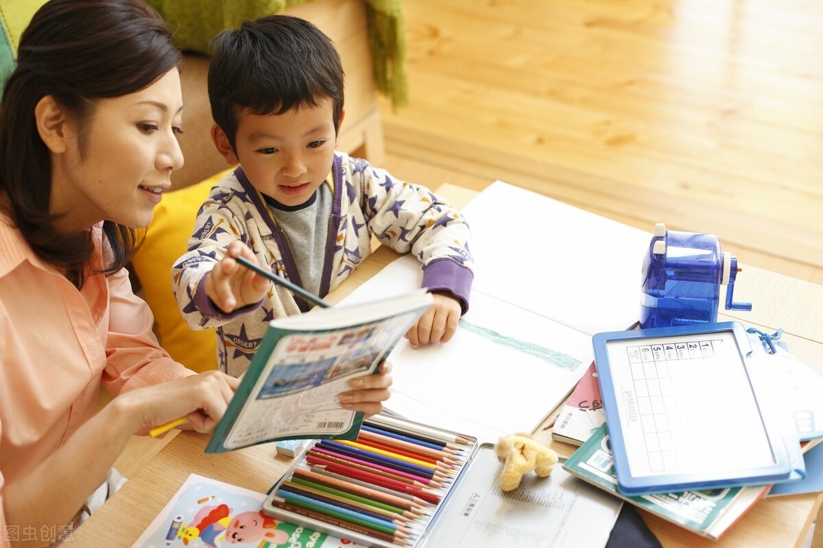 孩子课堂上爱做小动作怎么办？