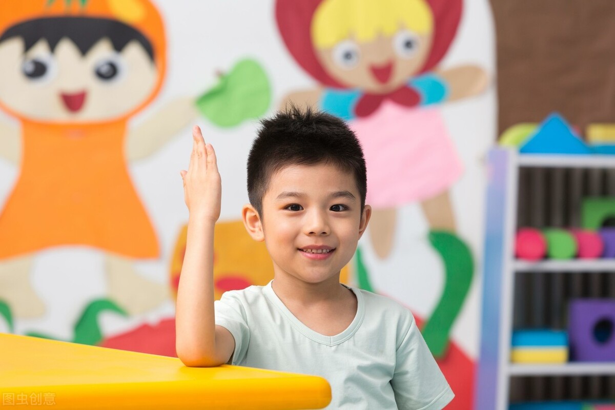 孩子课堂上爱做小动作怎么办？