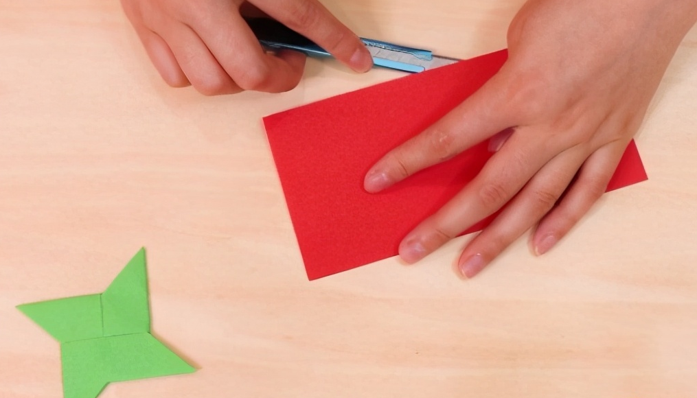 飞镖怎么折？宝宝也能学会的教程，又简单飞得又远又快（飞镖折纸教程）