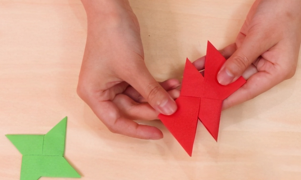 飞镖怎么折？宝宝也能学会的教程，又简单飞得又远又快（飞镖折纸教程）