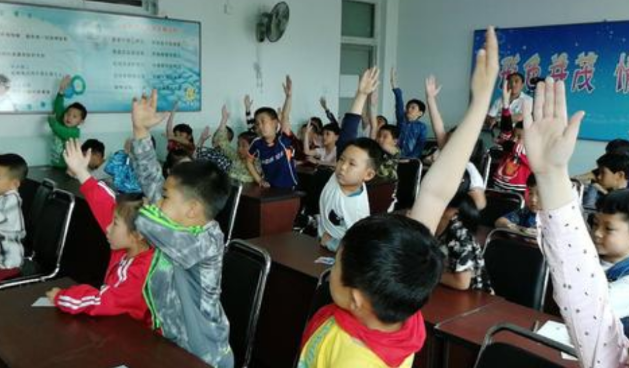 上课只顾举手，站起来不会发言怎么办？