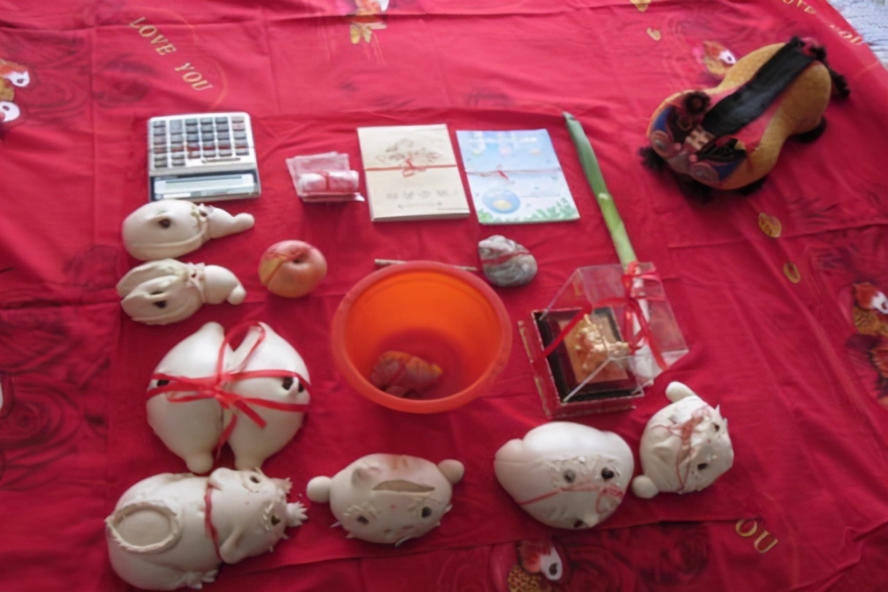 小孩子满周岁要“抓周”，那么“抓”的是什么？（附：宝宝抓周物品清单）