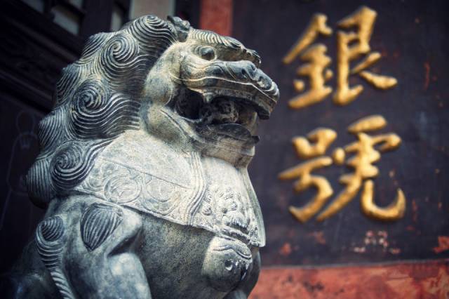 为什么银行等金融机构门口不放财神爷,而是放着两尊石狮子?(石狮子的作用与用途)插图6 为什么银行等金融机构门口不放财神爷,而是放着两尊石狮子?(石狮子的作用与用途)