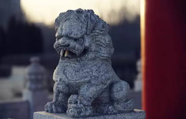 为什么银行等金融机构门口不放财神爷,而是放着两尊石狮子?(石狮子的作用与用途)插图3 为什么银行等金融机构门口不放财神爷,而是放着两尊石狮子?(石狮子的作用与用途)