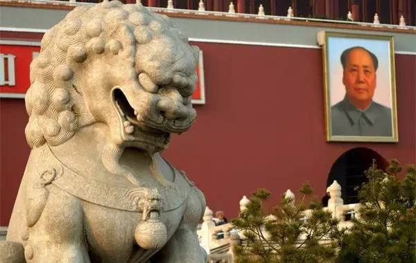 为什么银行等金融机构门口不放财神爷,而是放着两尊石狮子?(石狮子的作用与用途)插图4 为什么银行等金融机构门口不放财神爷,而是放着两尊石狮子?(石狮子的作用与用途)