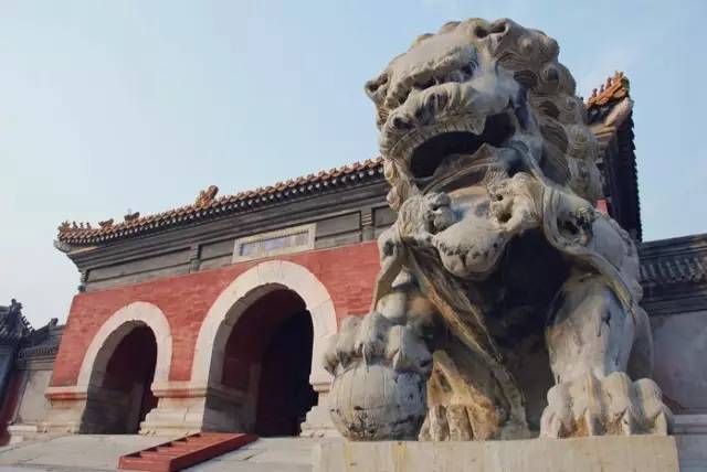 为什么银行等金融机构门口不放财神爷,而是放着两尊石狮子?(石狮子的作用与用途)插图10 为什么银行等金融机构门口不放财神爷,而是放着两尊石狮子?(石狮子的作用与用途)