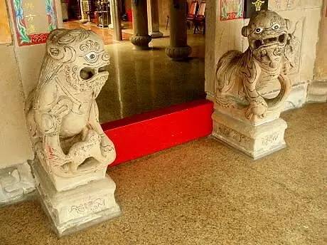 为什么银行等金融机构门口不放财神爷,而是放着两尊石狮子?(石狮子的作用与用途)插图8 为什么银行等金融机构门口不放财神爷,而是放着两尊石狮子?(石狮子的作用与用途)