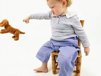 孩子总是乱扔东西,怎么办?