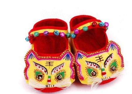 为什么幼童要穿着虎头鞋学走路?(虎头鞋的寓意与象征)插图 为什么幼童要穿着虎头鞋学走路?(虎头鞋的寓意与象征)