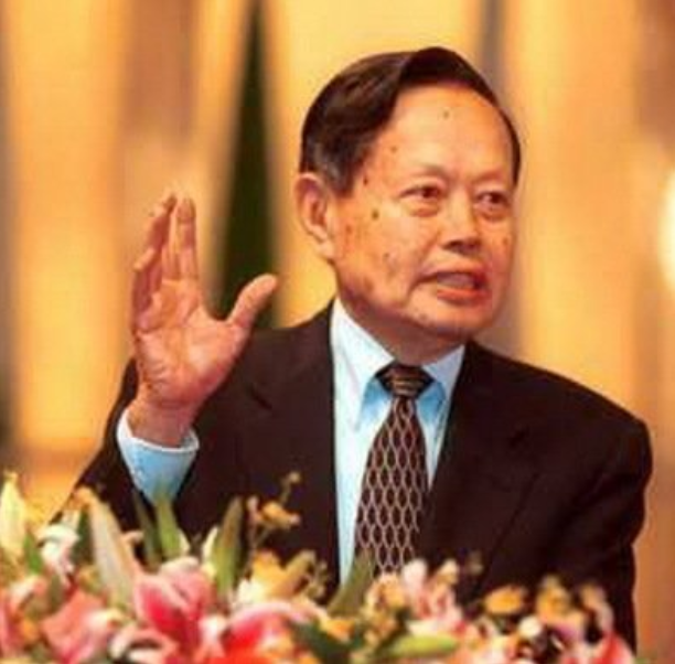 诺贝尔物理学奖杨振宁简介与生平故事：中国人的骄傲