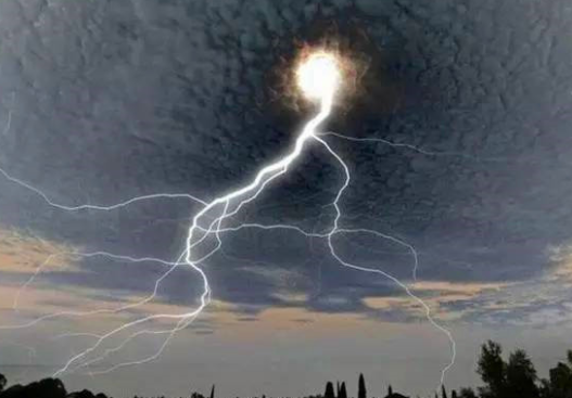 孩子想知道的自然奥秘知识:神奇的球状闪电插图 孩子想知道的自然奥秘知识:神奇的球状闪电