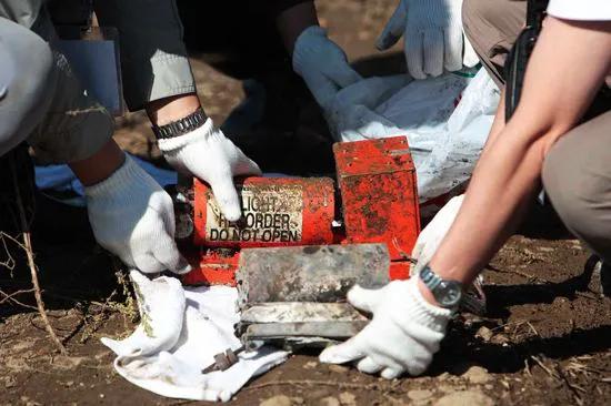 飞机黑匣子是什么东西?黑匣子颜色不是黑色,为什么叫黑匣子?插图5 飞机黑匣子是什么东西?黑匣子颜色不是黑色,为什么叫黑匣子?