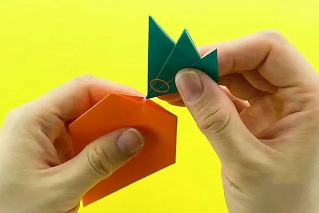 胡萝卜怎么折?胡萝卜的折法简单又漂亮(胡萝卜折纸附图解)插图13 胡萝卜怎么折?胡萝卜的折法简单又漂亮(胡萝卜折纸附图解)