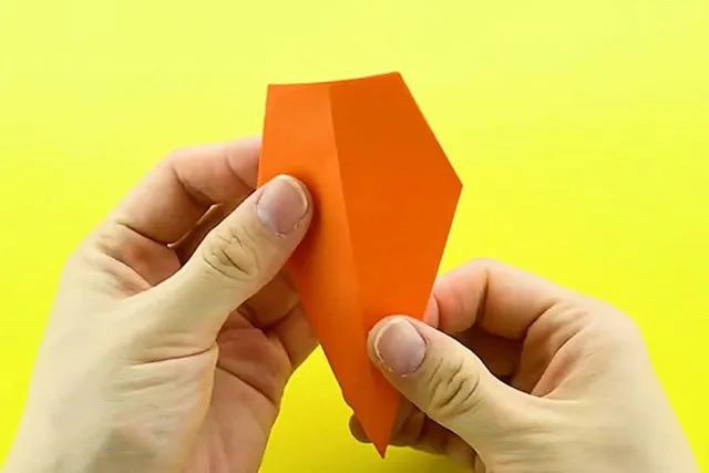 胡萝卜怎么折?胡萝卜的折法简单又漂亮(胡萝卜折纸附图解)插图8 胡萝卜怎么折?胡萝卜的折法简单又漂亮(胡萝卜折纸附图解)