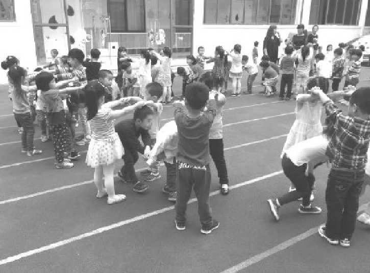 「幼儿体育游戏：3~4岁」钻山洞的小火车