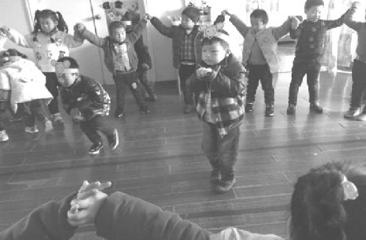 「幼儿体育游戏:4~5岁」小老鼠上灯台插图1 「幼儿体育游戏:4~5岁」小老鼠上灯台