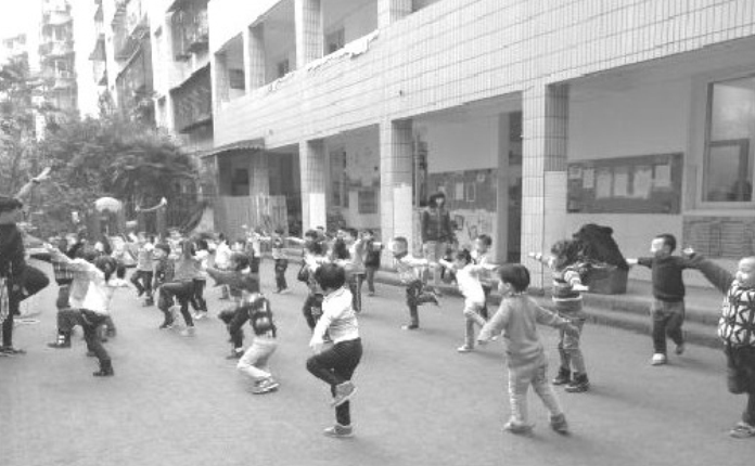 「幼儿体育游戏:4~5岁」金鸡独立插图2 「幼儿体育游戏:4~5岁」金鸡独立