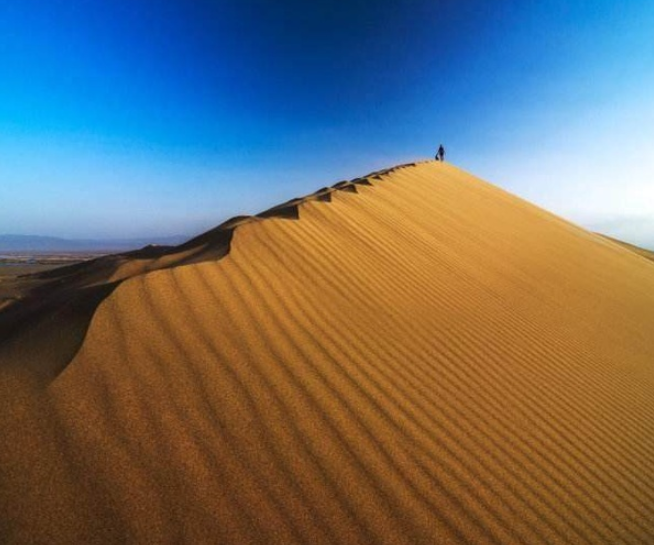 克孜勒库姆沙漠——红色的沙子