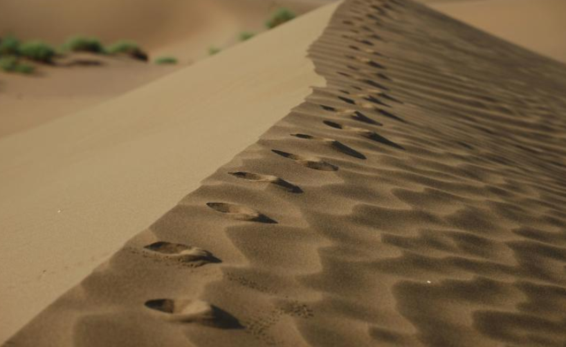 库姆塔格沙漠——五彩沙漠