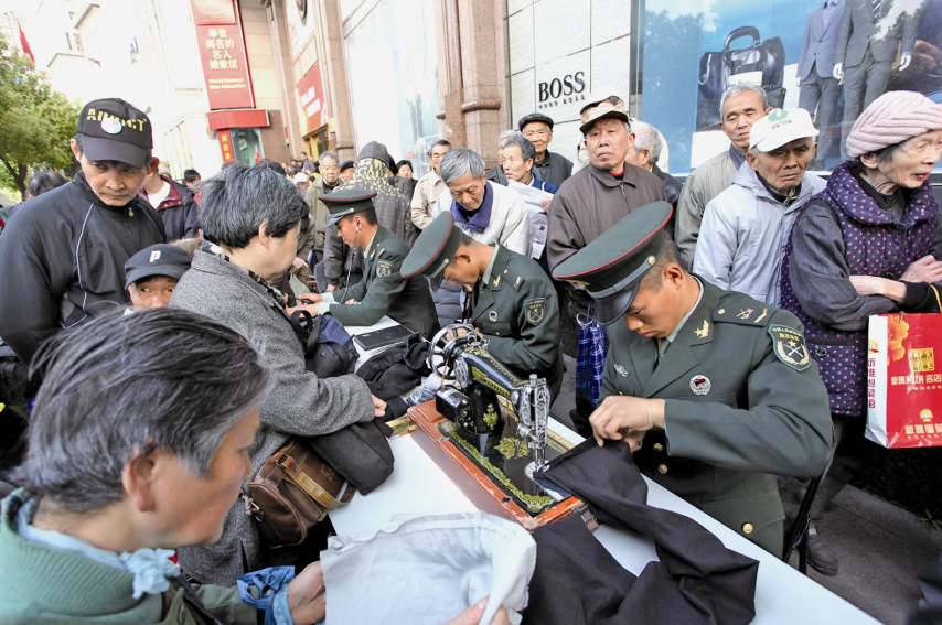 从霓虹哨兵到特战新秀——走进转型中的“南京路上好八连”插图1 从霓虹哨兵到特战新秀——走进转型中的“南京路上好八连”