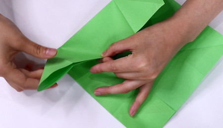 战斗机怎么折?战斗机的折法简单又漂亮(战斗机折纸附图解)插图6 战斗机怎么折?战斗机的折法简单又漂亮(战斗机折纸附图解)