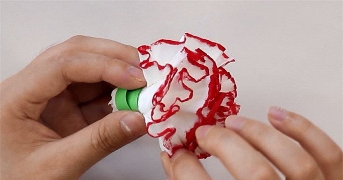 餐巾纸康乃馨怎么折?康乃馨的折法简单又漂亮(康乃馨折纸附图解)插图9 餐巾纸康乃馨怎么折?康乃馨的折法简单又漂亮(康乃馨折纸附图解)