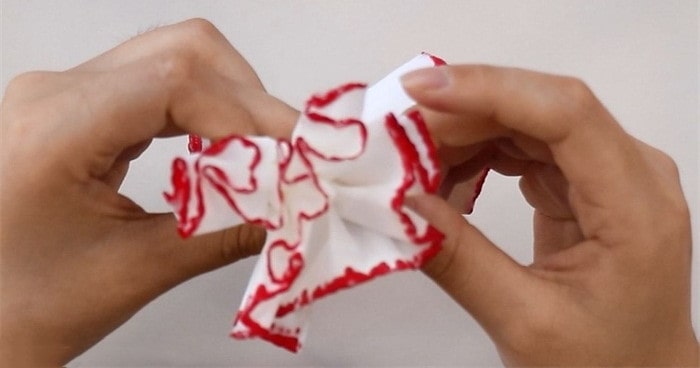 餐巾纸康乃馨怎么折?康乃馨的折法简单又漂亮(康乃馨折纸附图解)插图6 餐巾纸康乃馨怎么折?康乃馨的折法简单又漂亮(康乃馨折纸附图解)