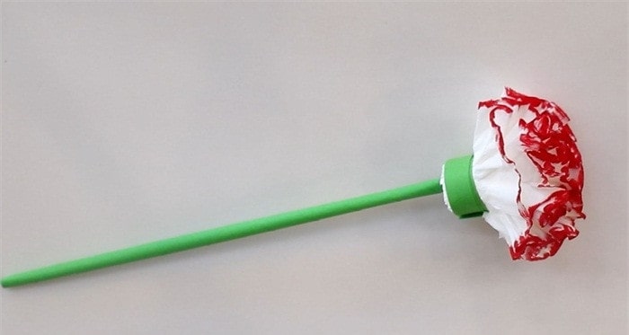 餐巾纸康乃馨怎么折?康乃馨的折法简单又漂亮(康乃馨折纸附图解)插图12 餐巾纸康乃馨怎么折?康乃馨的折法简单又漂亮(康乃馨折纸附图解)