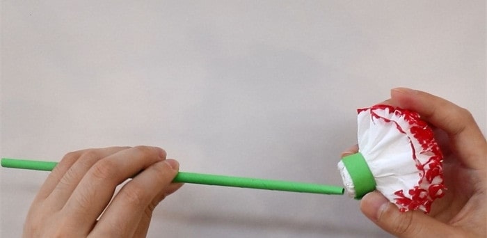 餐巾纸康乃馨怎么折?康乃馨的折法简单又漂亮(康乃馨折纸附图解)插图11 餐巾纸康乃馨怎么折?康乃馨的折法简单又漂亮(康乃馨折纸附图解)