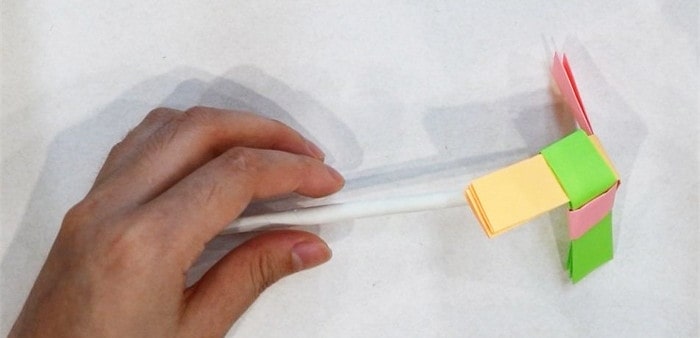 竹蜻蜓怎么折?竹蜻蜓的折法简单又漂亮(竹蜻蜓折纸附图解)插图7 竹蜻蜓怎么折?竹蜻蜓的折法简单又漂亮(竹蜻蜓折纸附图解)