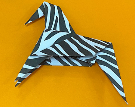斑马怎么折?斑马的折法简单又漂亮(斑马折纸附图解)插图13 斑马怎么折?斑马的折法简单又漂亮(斑马折纸附图解)