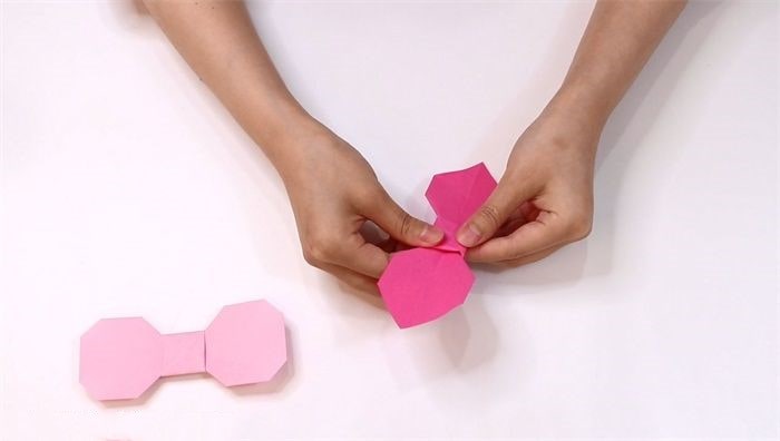 蝴蝶结怎么折？蝴蝶结的折法简单又漂亮（蝴蝶结折纸附图解）