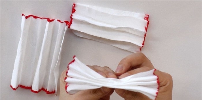 餐巾纸康乃馨怎么折?康乃馨的折法简单又漂亮(康乃馨折纸附图解)插图4 餐巾纸康乃馨怎么折?康乃馨的折法简单又漂亮(康乃馨折纸附图解)