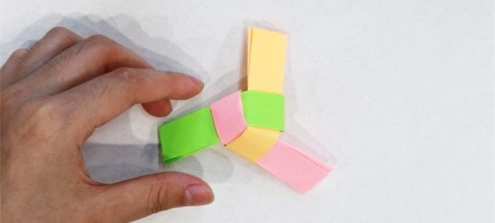 竹蜻蜓怎么折?竹蜻蜓的折法简单又漂亮(竹蜻蜓折纸附图解)插图5 竹蜻蜓怎么折?竹蜻蜓的折法简单又漂亮(竹蜻蜓折纸附图解)