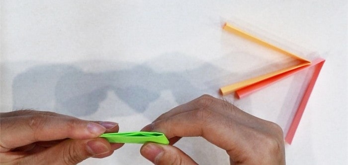 竹蜻蜓怎么折?竹蜻蜓的折法简单又漂亮(竹蜻蜓折纸附图解)插图4 竹蜻蜓怎么折?竹蜻蜓的折法简单又漂亮(竹蜻蜓折纸附图解)