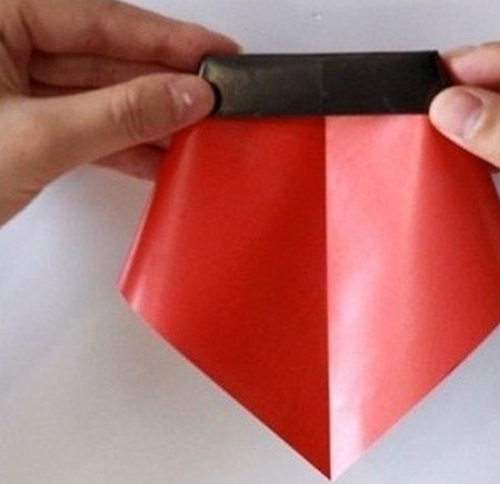 七星瓢虫怎么折?七星瓢虫的折法简单又漂亮(七星瓢虫折纸附图解)插图4 七星瓢虫怎么折?七星瓢虫的折法简单又漂亮(七星瓢虫折纸附图解)