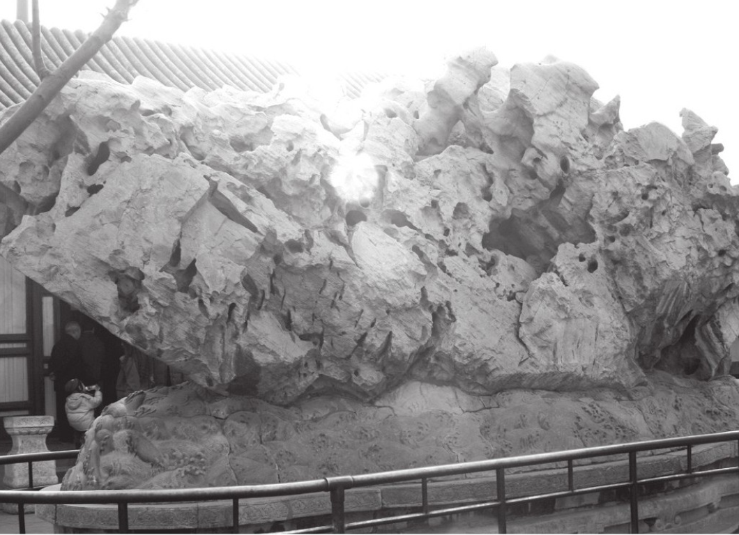 「老北京的名胜古迹」颐和园“败家石”的传说