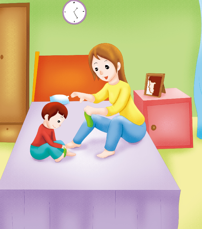 1-2岁亲子早教游戏(第18个月):生活——自己脱袜子插图1 1-2岁亲子早教游戏(第18个月):生活——自己脱袜子