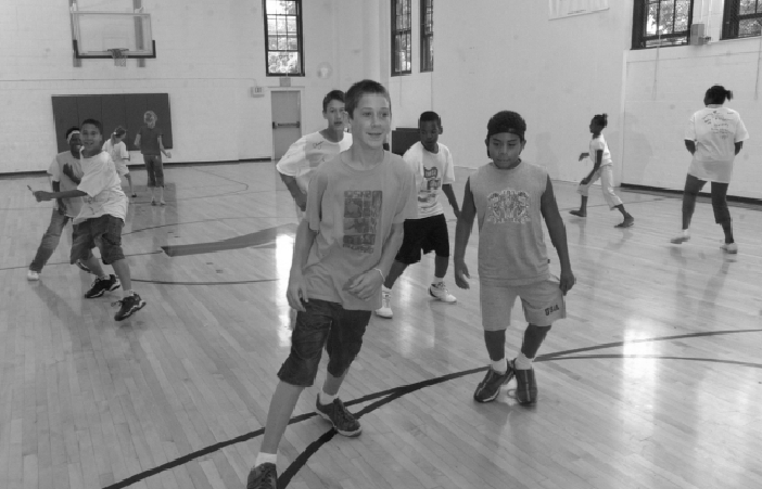 「少儿篮球训练游戏：热身活动」盯人游戏