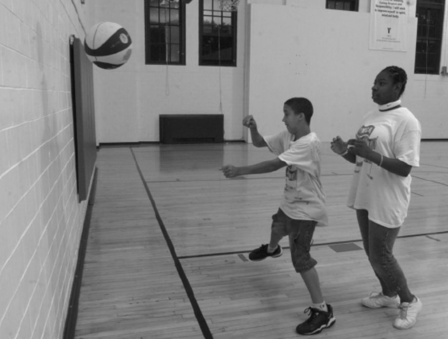 「少儿篮球训练游戏：传球」对墙传球