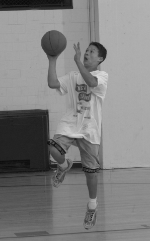 「少儿篮球训练游戏：投篮」循环上篮