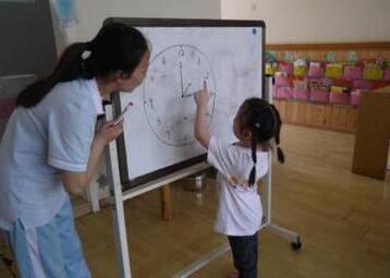 幼儿园大班认识整点时间教案插图2 幼儿园大班认识整点时间教案