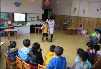 幼儿园小班上下楼梯安全教案插图2 幼儿园小班上下楼梯安全教案