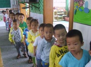 幼儿园小班我会上厕所健康教案插图1 幼儿园小班我会上厕所健康教案