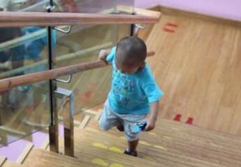 幼儿园小班上下楼梯安全教案插图1 幼儿园小班上下楼梯安全教案