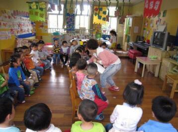 幼儿园中班玻璃上的冰花教案插图1 幼儿园中班玻璃上的冰花教案